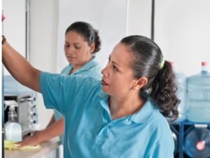 مكتب يشتري شغالات